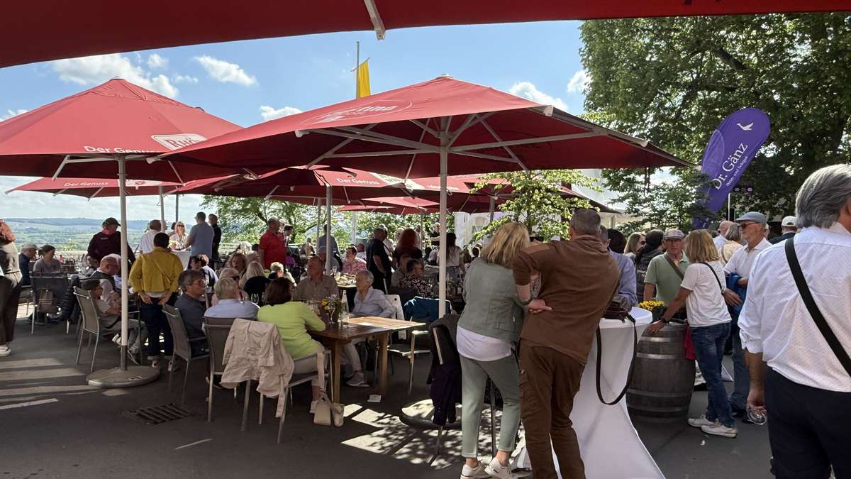 The Rhön Rotary Club's wine festival attracts many guests to Frauenberg