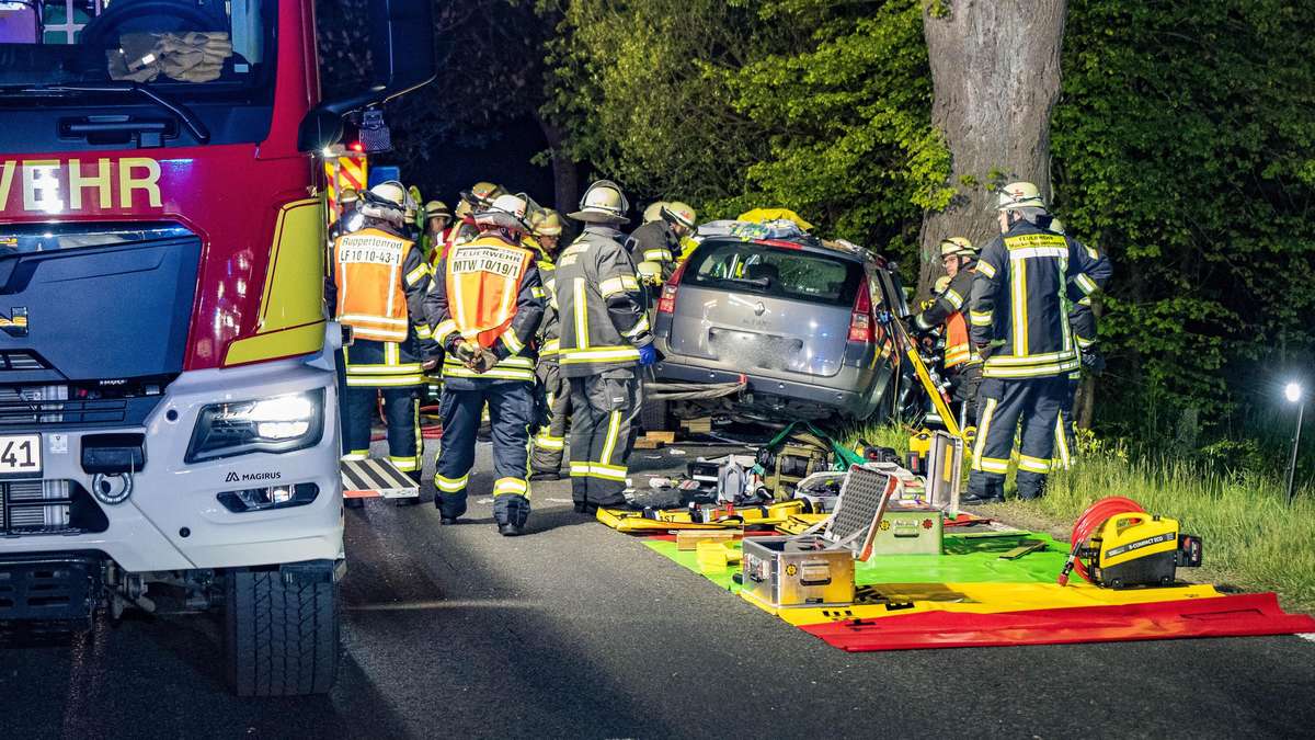 Two young people were seriously injured after a violent tree crash in Vogelsberg