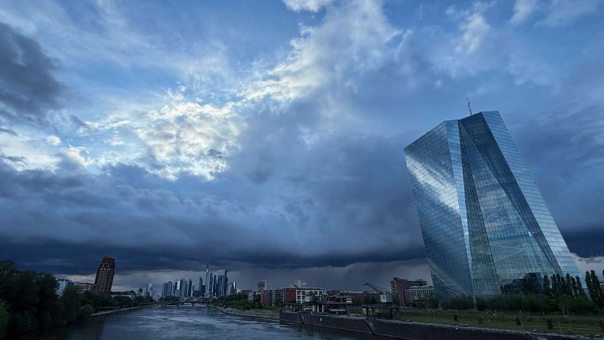 Thunderstorms and heavy rain approaching