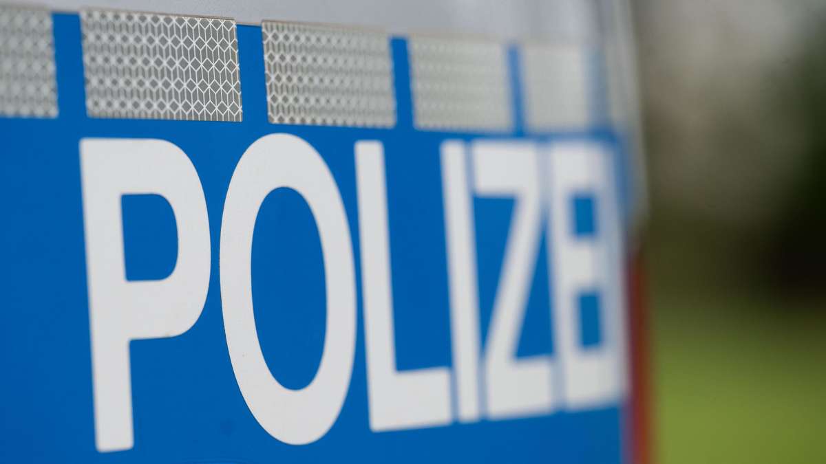 Young people destroy a park bench in Petersberg and escape