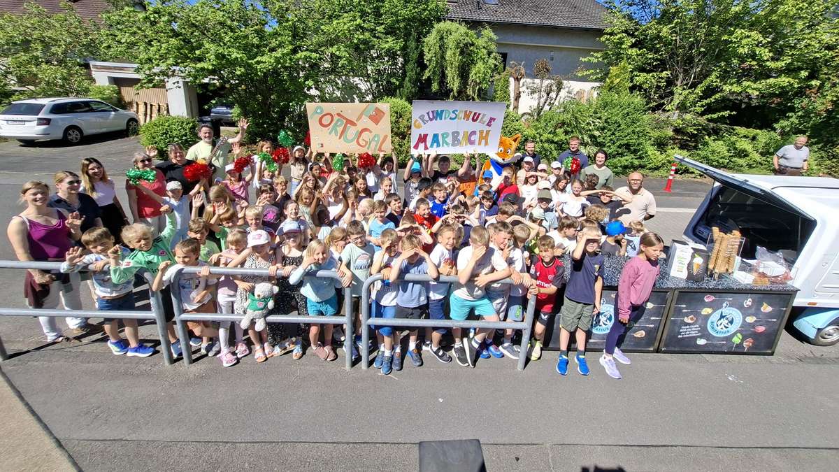 Marbach Primary School receives ice cream reward for Mini World Cup support