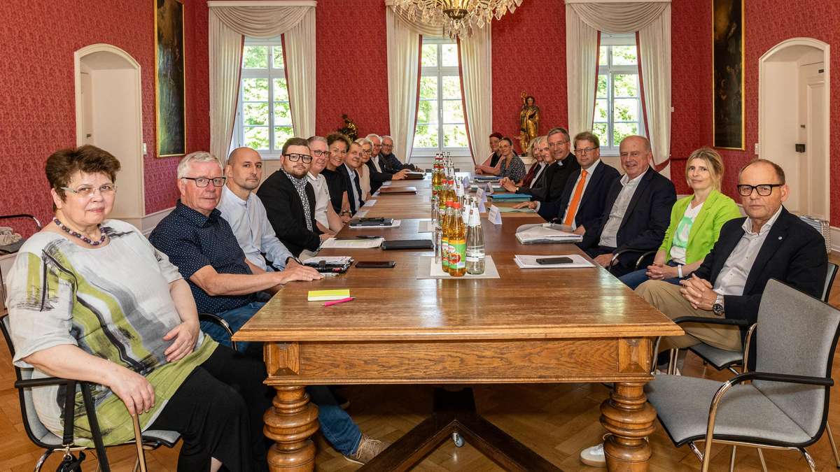 Exchange in the Bishop's House on Johannes-Dyba-Allee