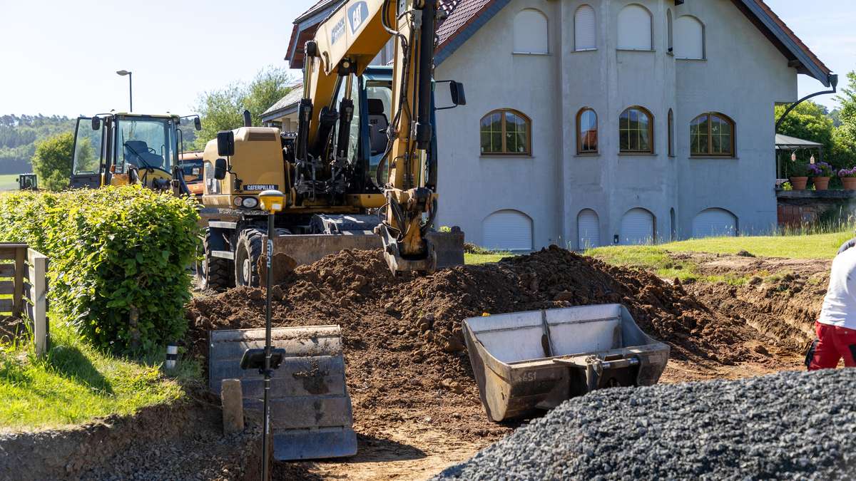 Industrial accident near Hosenfeld: man under excavator bucket