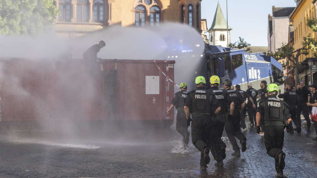 Special forces fight for victory in a police exercise in East Hesse