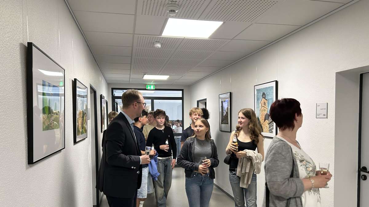 Students beautify the district office with Vogelsberg works of art