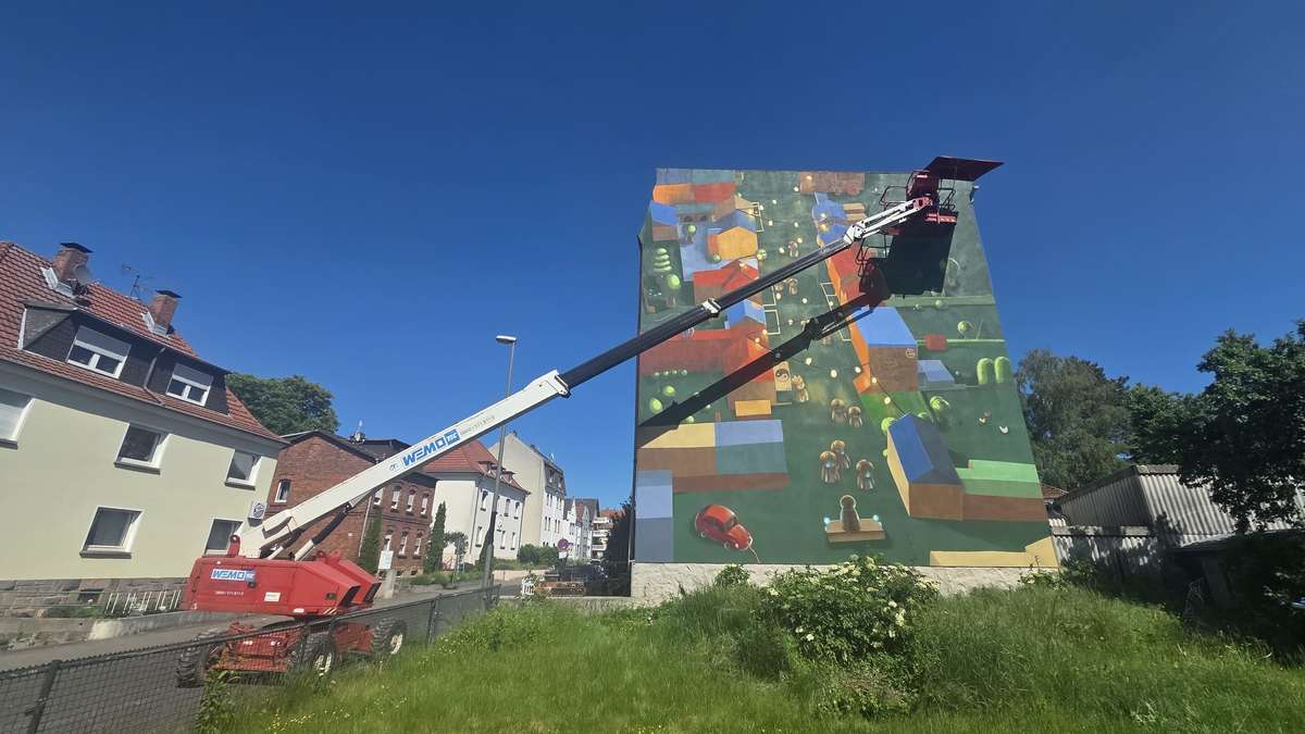 Graffiti artist creates huge facade painting in Fulda