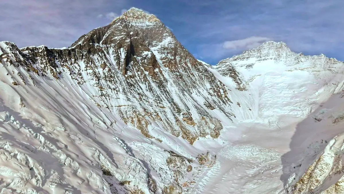 US runner climbs Mount Everest in under ten hours