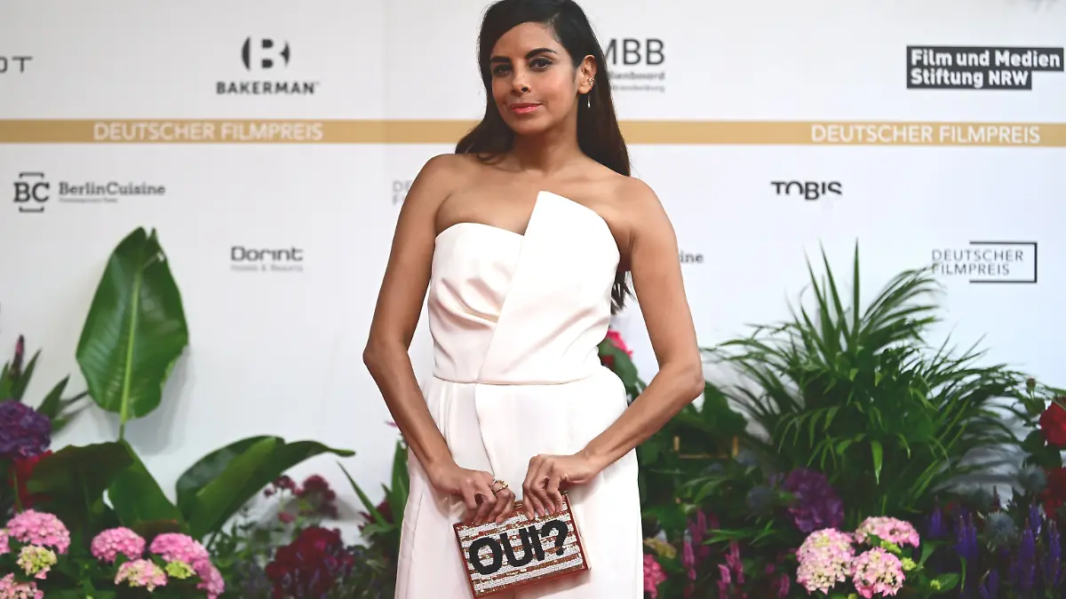 Emotional appearance on the red carpet
