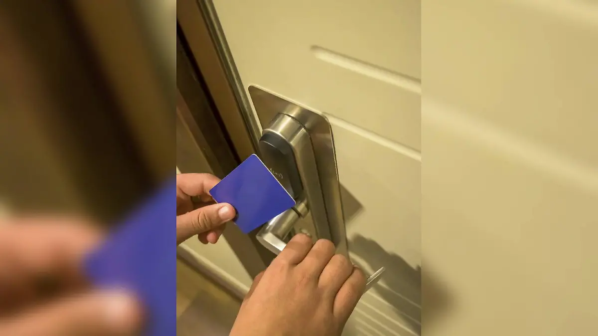 Students locked in hotel room – fire brigade comes to help