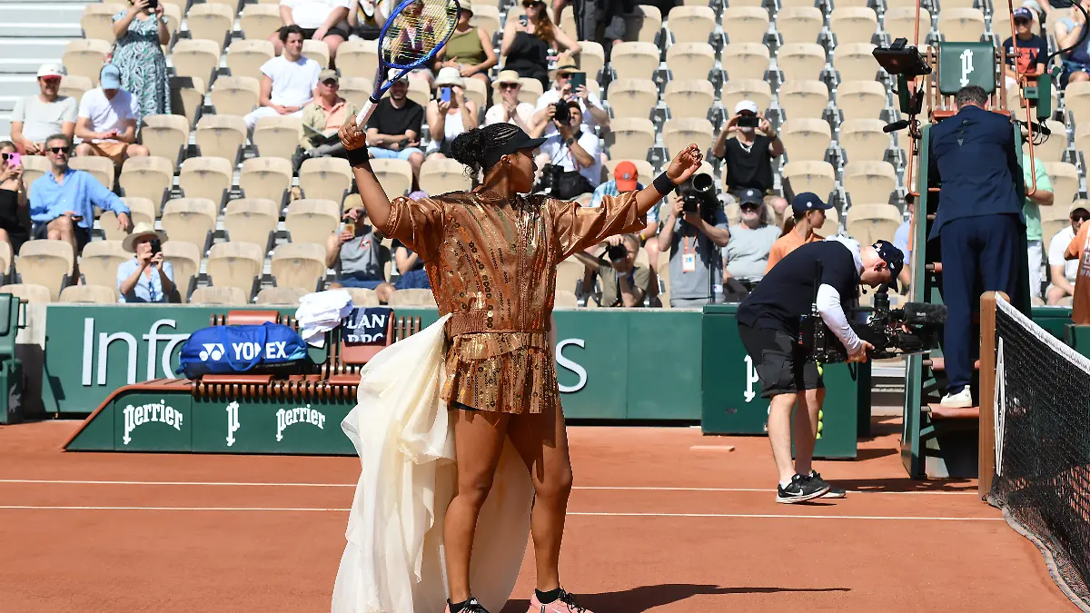 Tennis superstar comes onto the court at the French Open with a train
