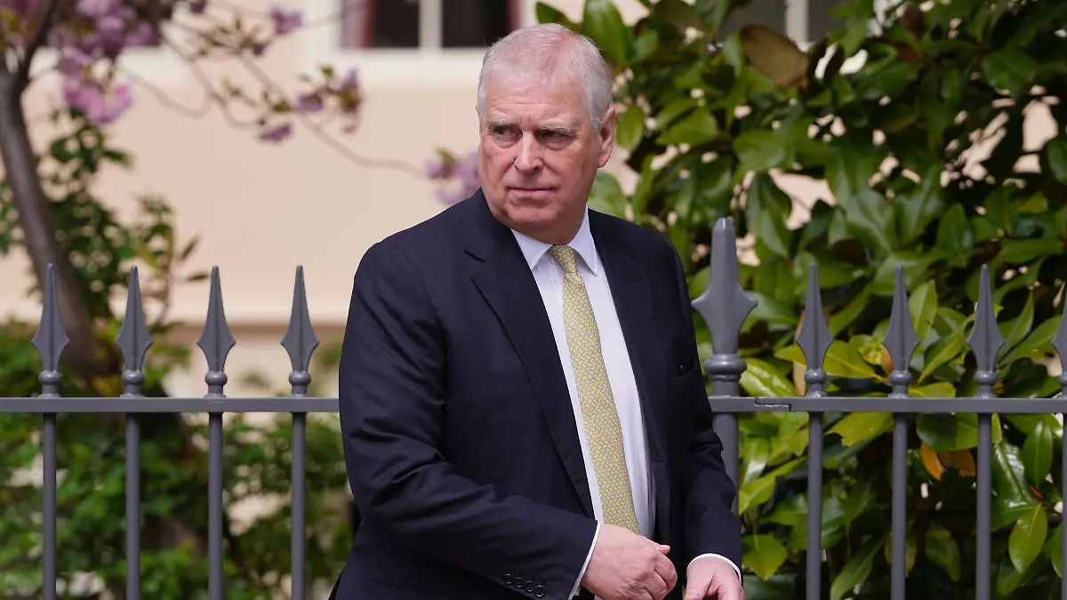 Man covered in balaclava threatens ex-prince