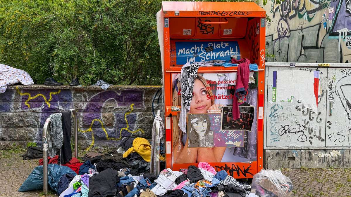 City in Kinzigtal dismantles trashed old clothing containers