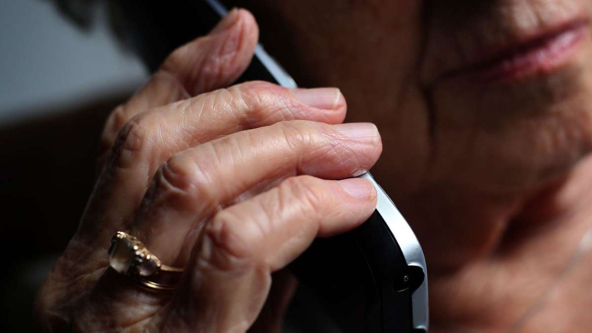 Shock call in Vogelsberg: Senior woman (85) loses her savings