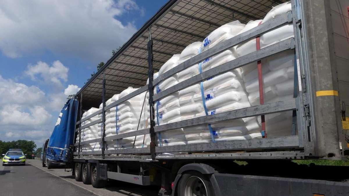 Load slips, speed too high – police stop truck on the A5