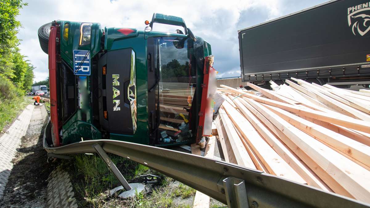 Timber truck overturns on the A5 – load lands on the road