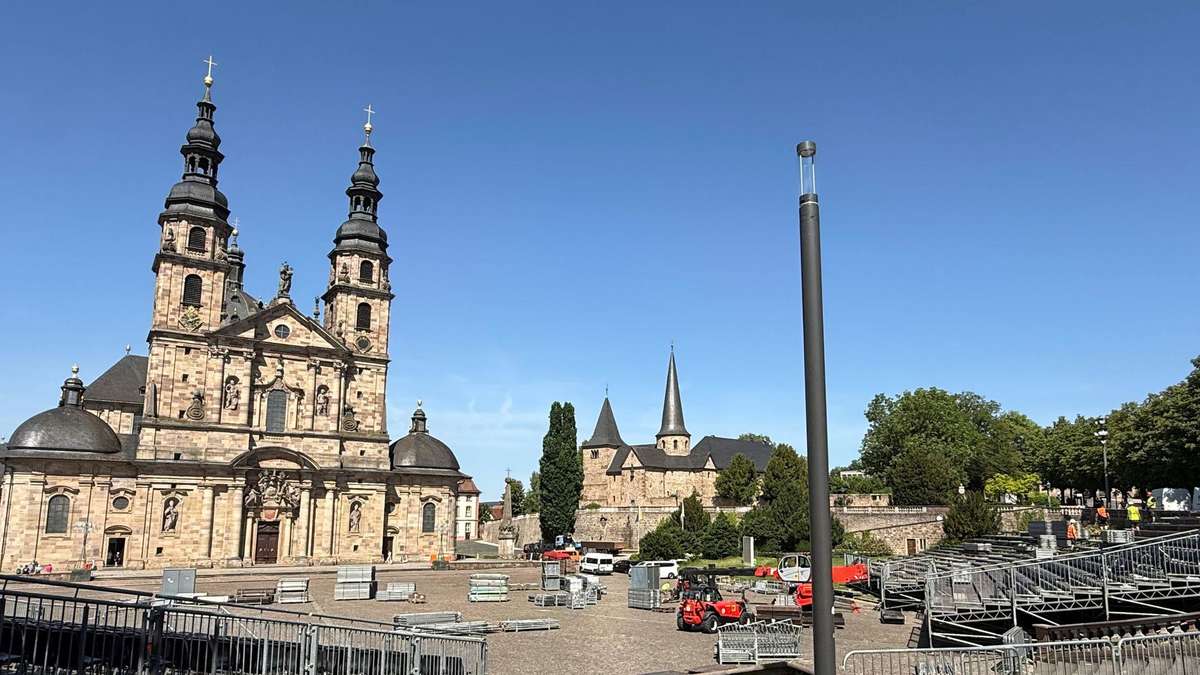 Information about arrival, parking and shuttle buses