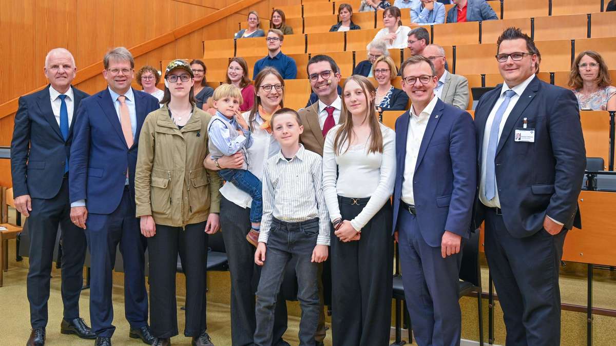 Professor Roland Koch gives the inaugural lecture at the clinic