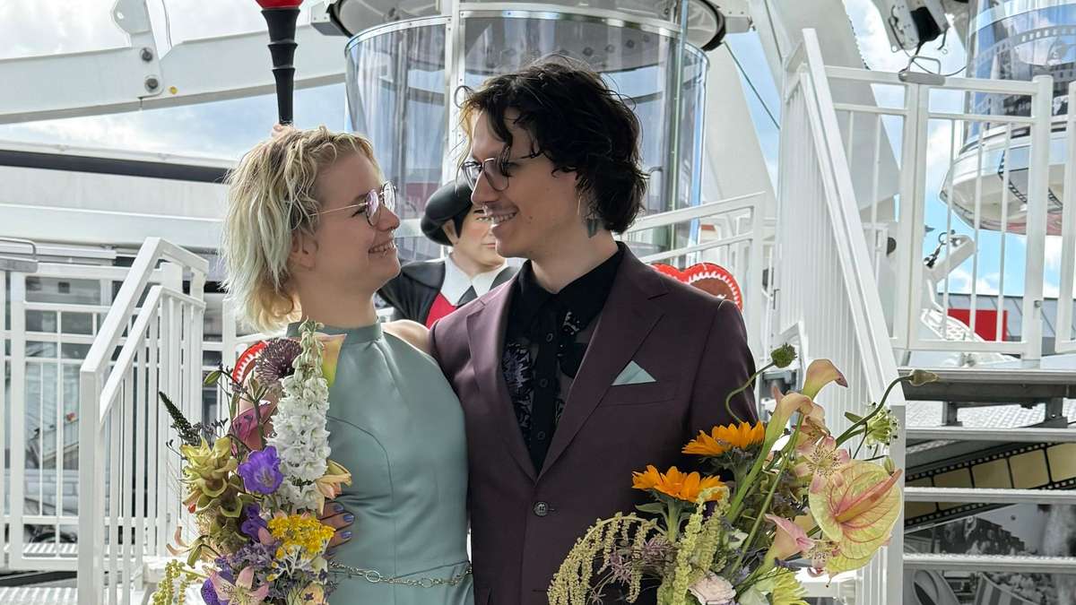 Couple exchange vows in the Ferris wheel at Hessentag in Fulda