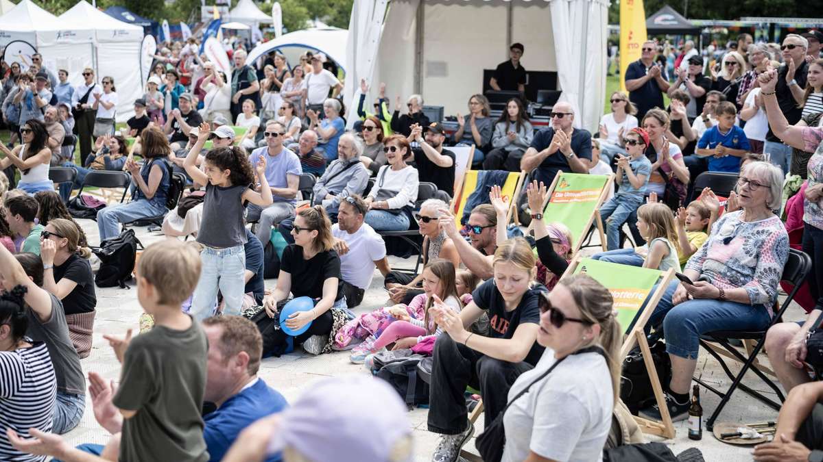 Colorful hustle and bustle on day two of the Hessentag in Fulda