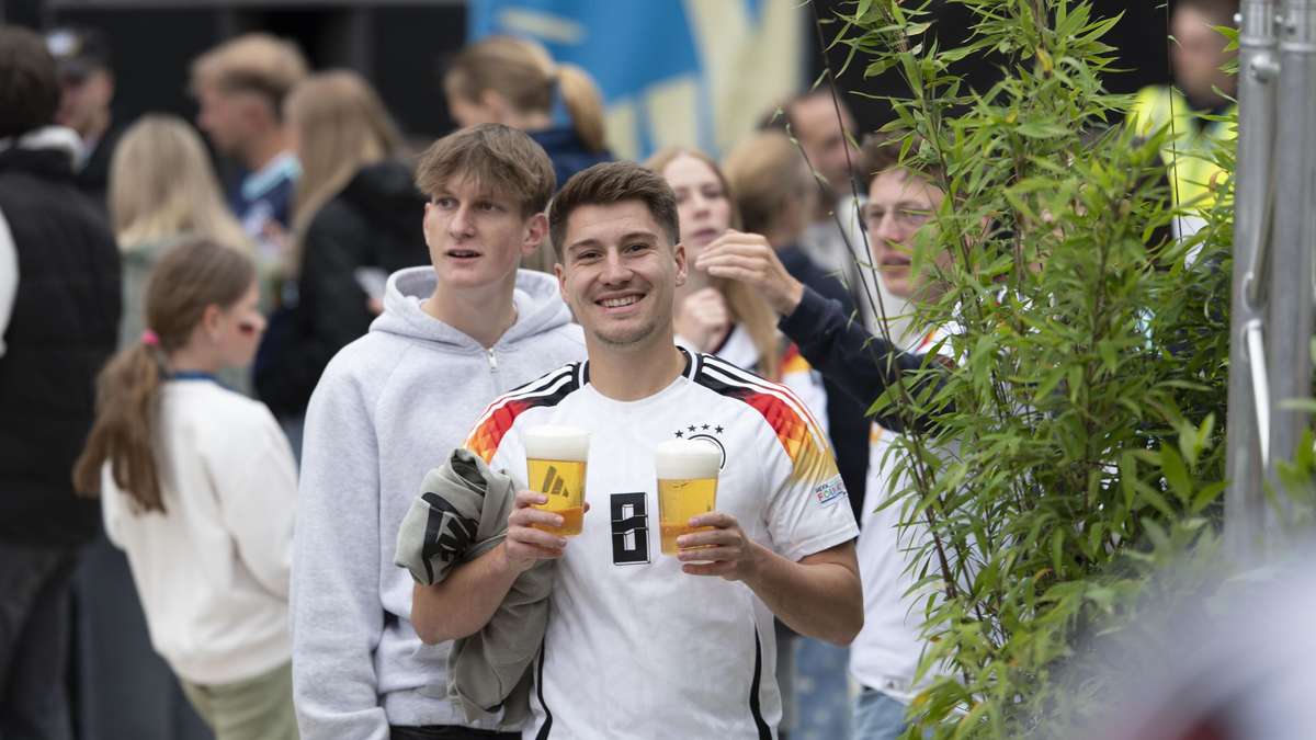 Football fans follow the first Germany game on the hr-Treff
