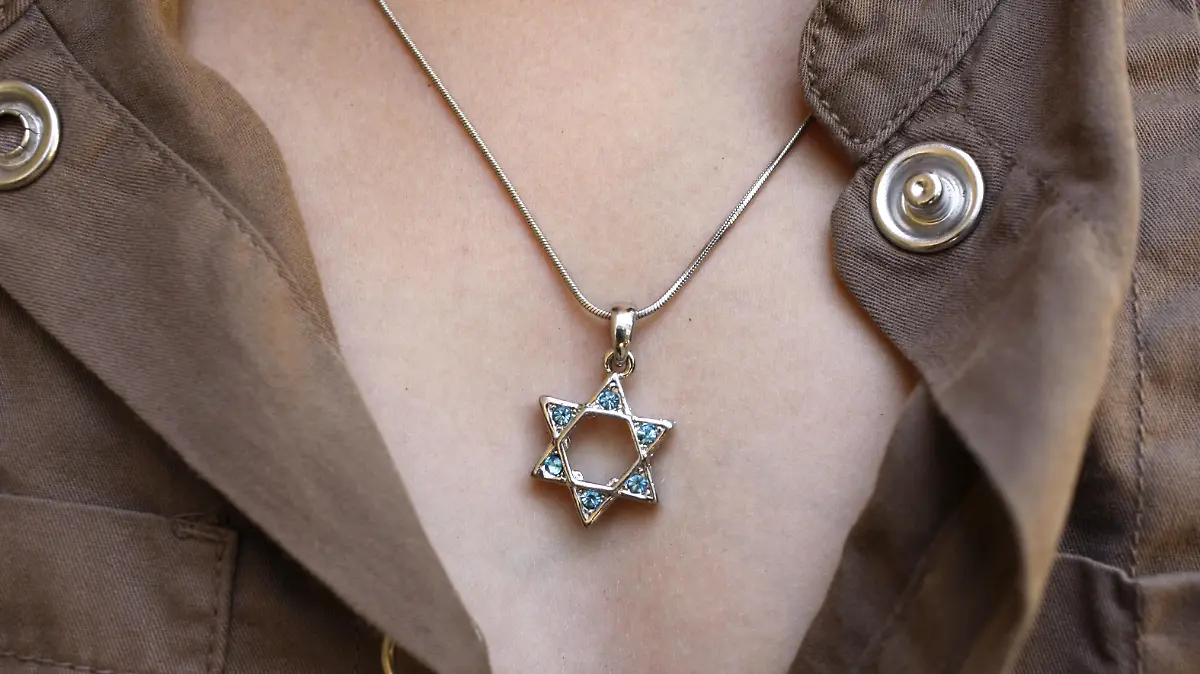 Spectator has to take off Star of David necklace in court – verdict and excitement in the sedition trial