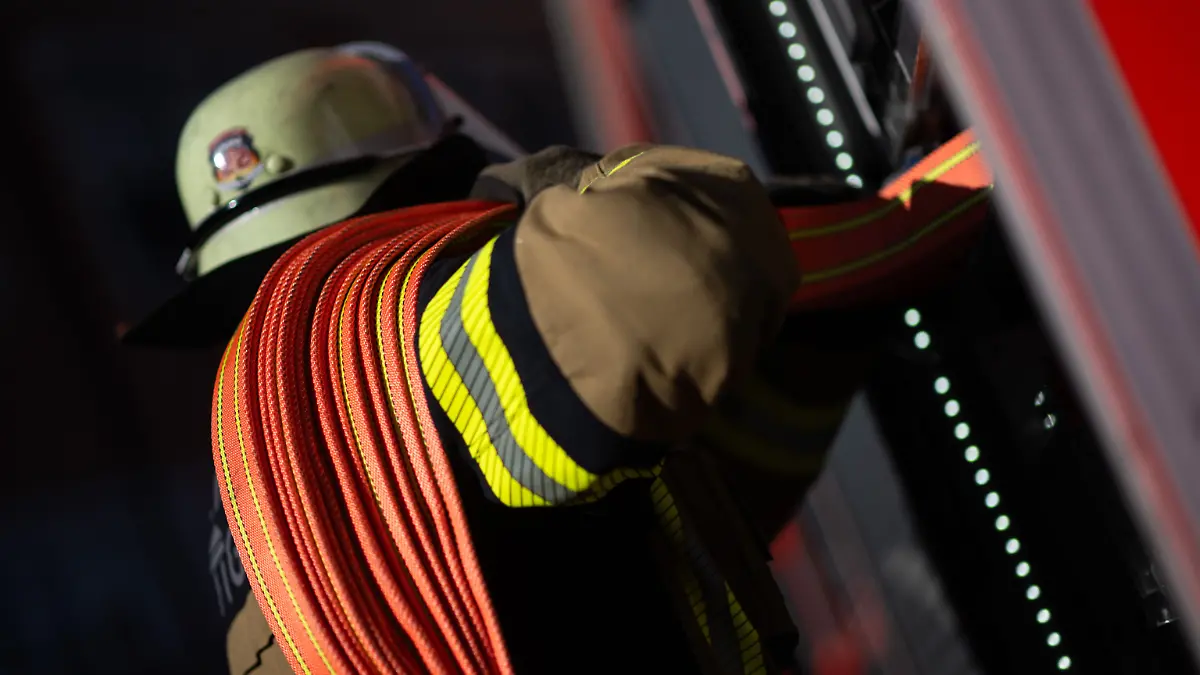 Six caravans burn – three people injured