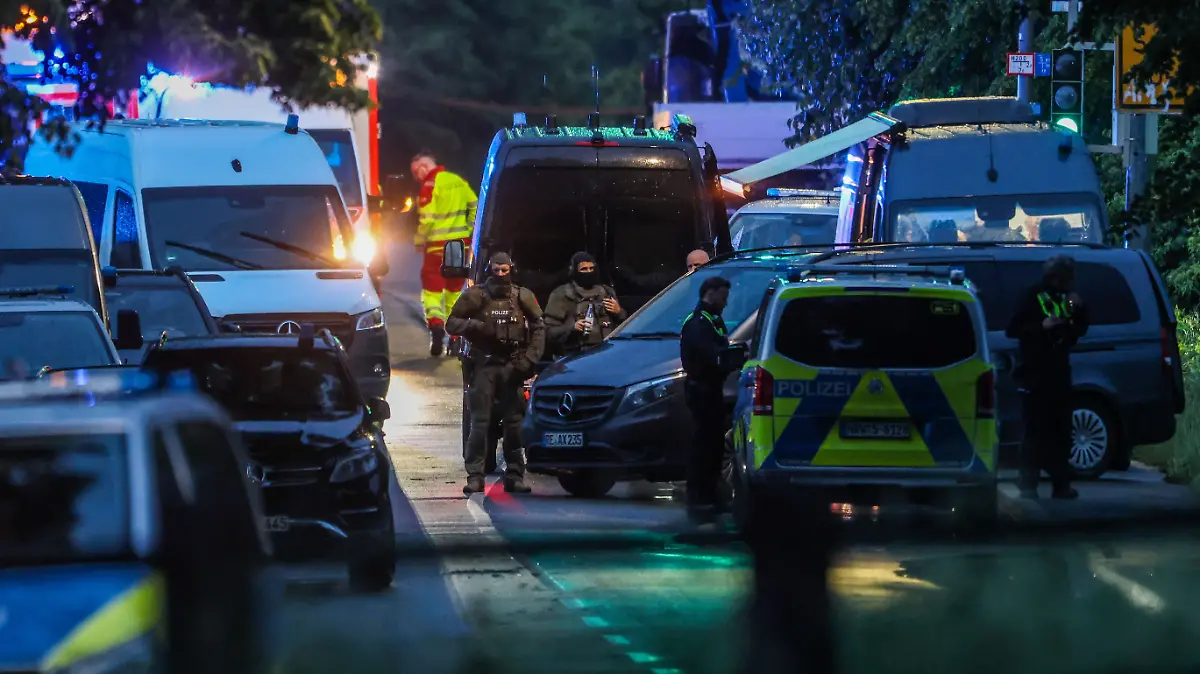 Man shoots at police officers and barricades himself with three children – perpetrator surrenders after hours