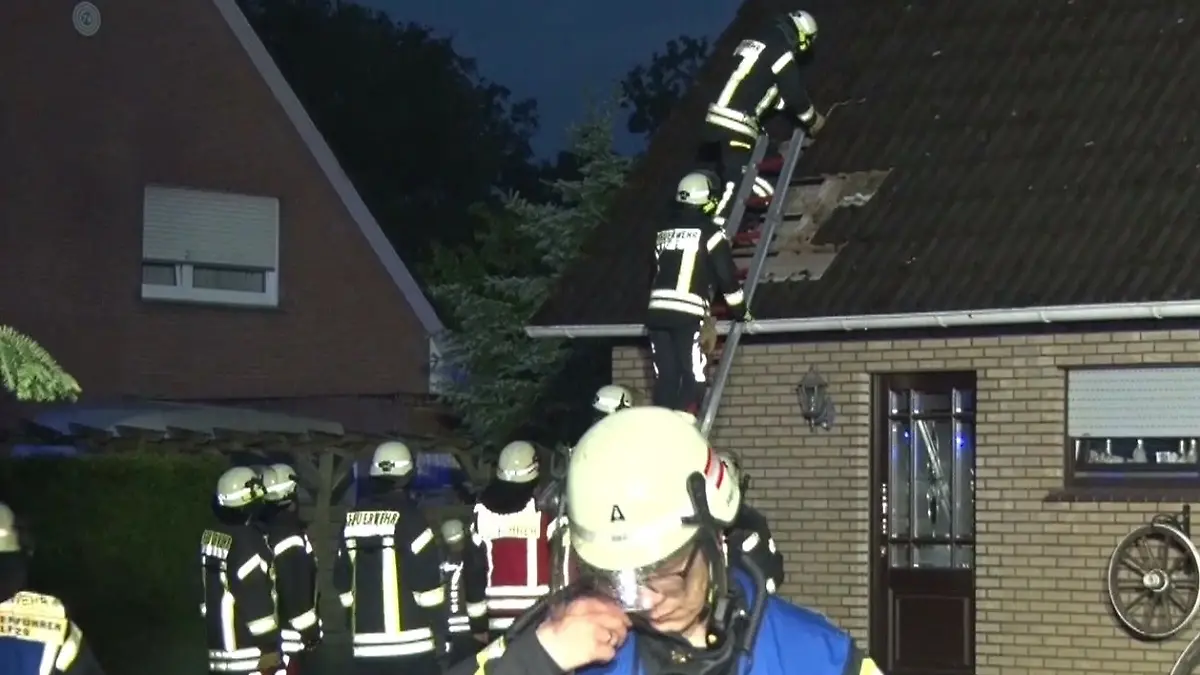 Children injured in fire in children's room – first responders save boy with ladder